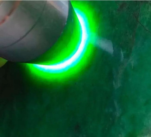 十五万买翡翠原石切开震惊众人,翡翠原石切开后哪种纹路是正常的