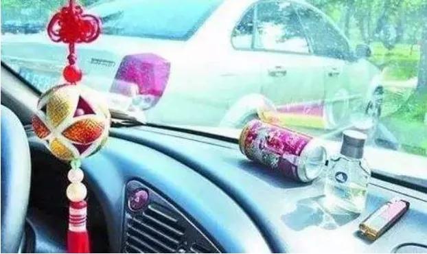 玻璃自爆造成汽车玻璃损坏怎么办 (汽车玻璃自爆与被砸的区别)