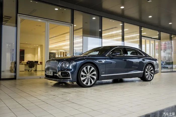 宾利飞驰对比迈巴赫s480气场,宾利飞驰街拍气场霸气视频