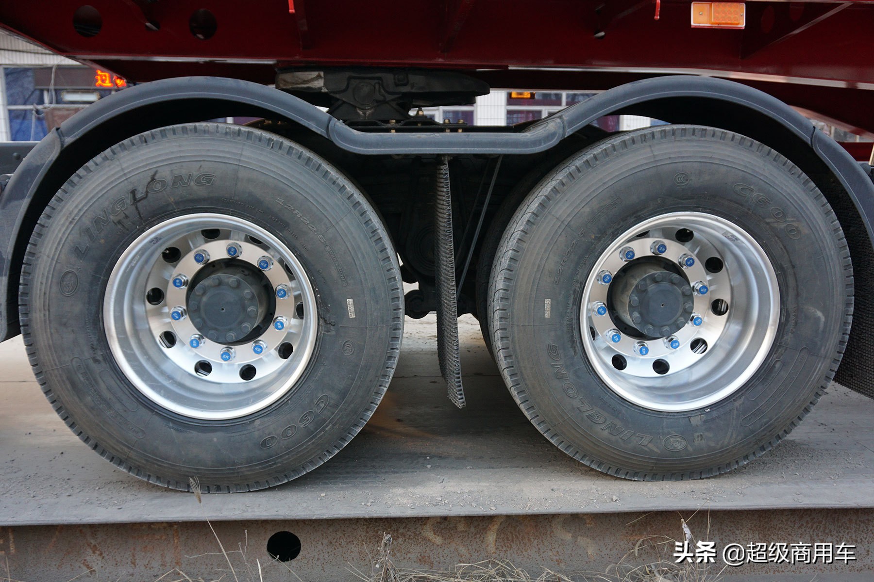 乘龙h5单桥自卸3.8米轴距定制版,乘龙h5vlng牵引车多少吨