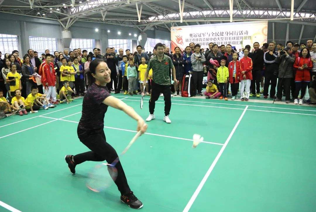 正确领会高远球的发力技巧,后场两点移动高远球步法教学