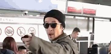 杨幂遭工作室曝光素颜照,杨幂被曝片场休息照