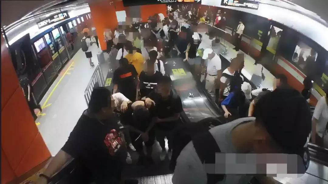 霸气！年轻女孩地铁站内抓“*狼色**”，守株待兔一把拽地上，帅呆了