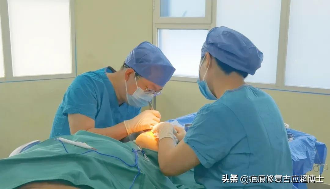 胸口疤痕越长越大怎么回事,手术疤痕越长越大怎么回事