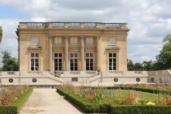 路易十五最著名的*妇情**：蓬巴杜夫人传奇一生