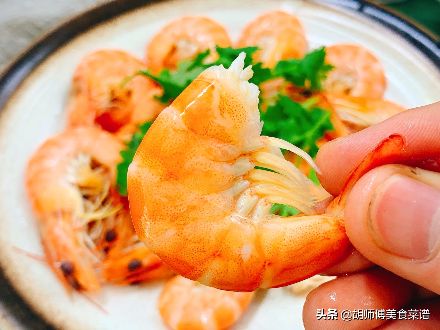 白灼虾最忌直接用水煮,水煮虾开水下入虾煮几分钟