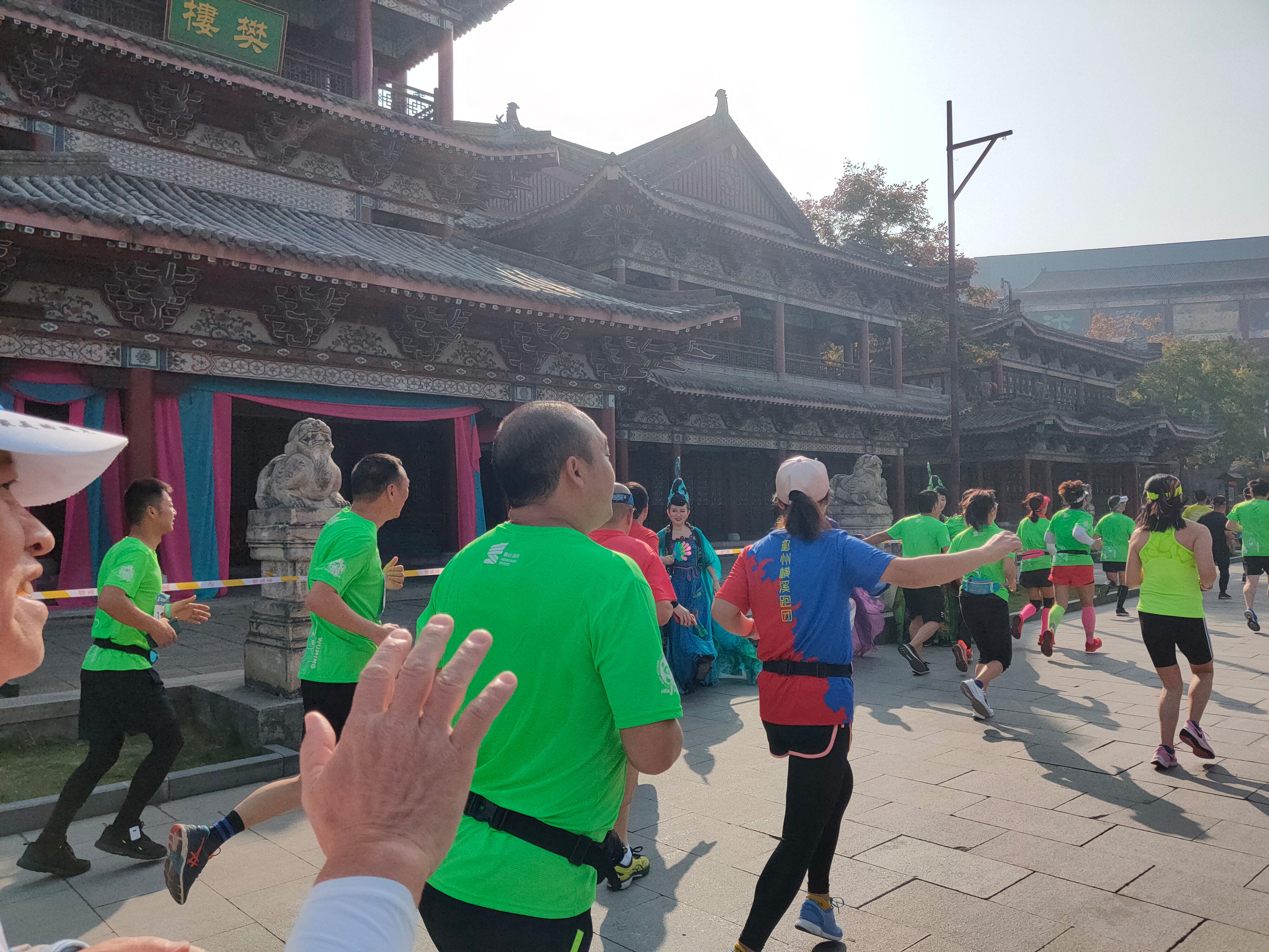 首个全马2022年超燃视频,横店马拉松2023全马颁奖直播