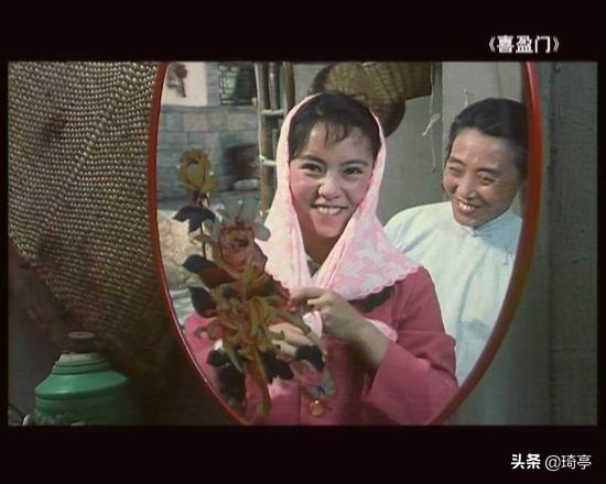 老电影喜盈门片段,喜盈门爷爷化解矛盾