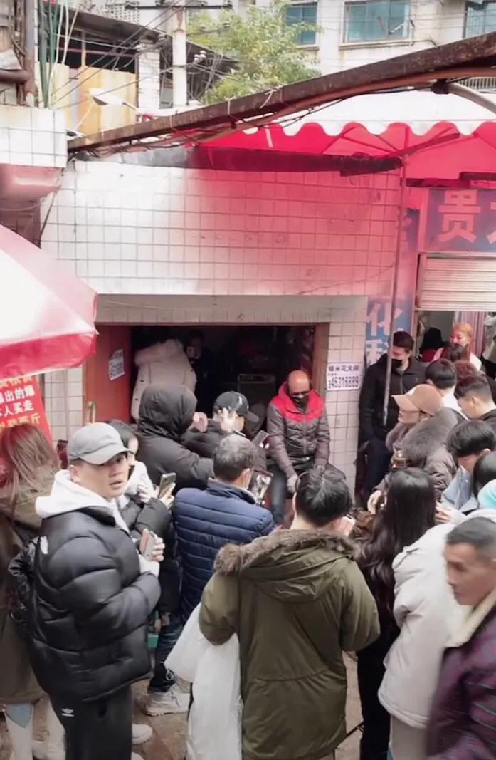 爆米花网红大叔抖音,爆米花大叔变装视频最火