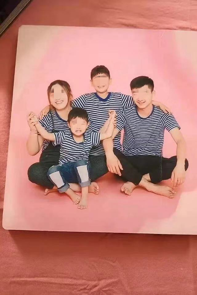 女儿发现墙上的全家福,女儿看到爸爸照片崩溃大哭