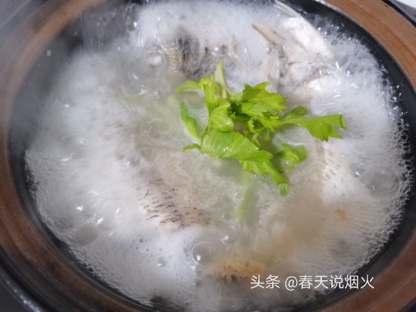 海边人教你炖鱼的小妙招，3步炖出鲜而不腥的鱼汤，喝过的都点赞
