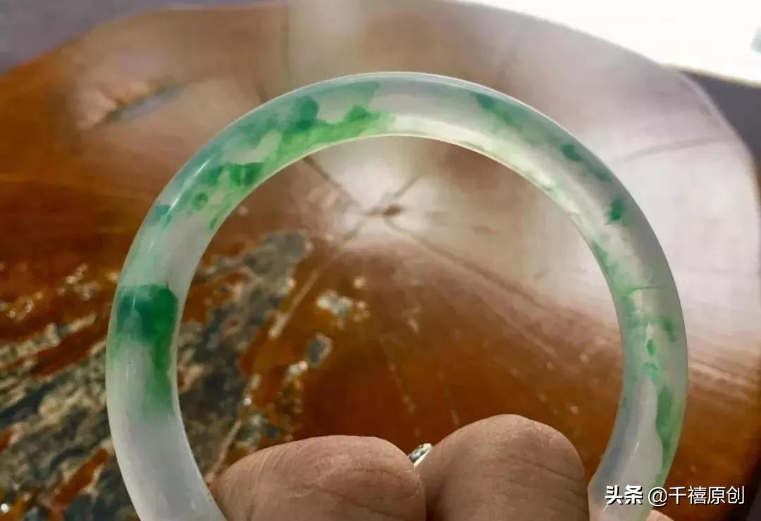 塑料管冒充手镯,一根塑料管就能冒充百万飘花镯