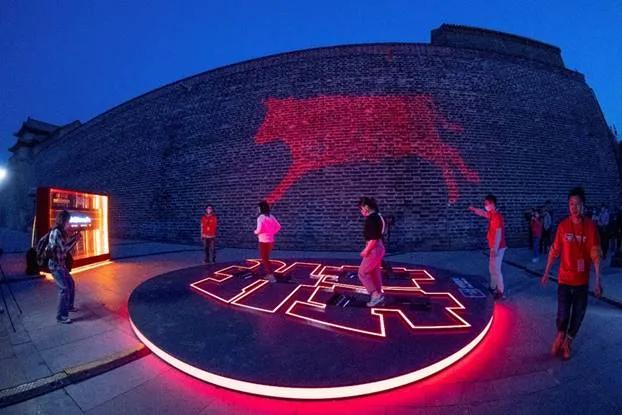 一头「犇牛」，展现时代向前犇精神