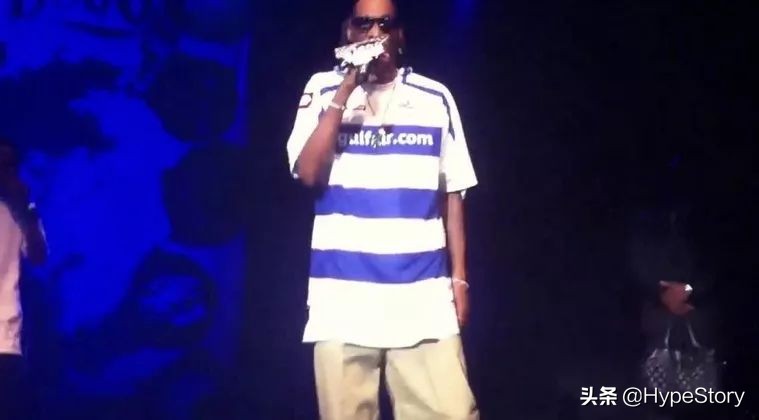 他是西海岸教父级的说唱歌手,也是足球圈最拽的球衣狂魔