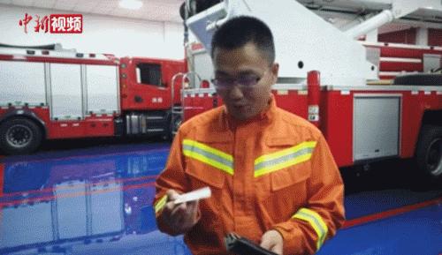 消防员救人时捡到钱包完整视频,消防员意外捡到六年前的钱包