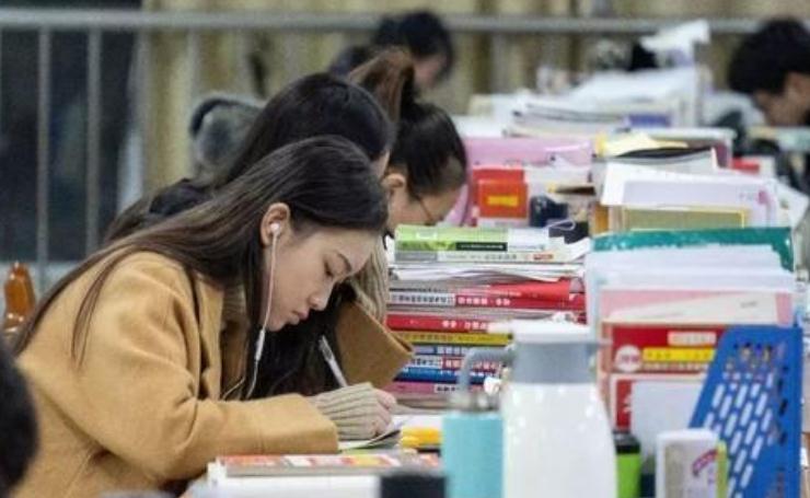 大学生“藤蔓字体”曝光，字体自由洒脱，老师：你随意，我也随意