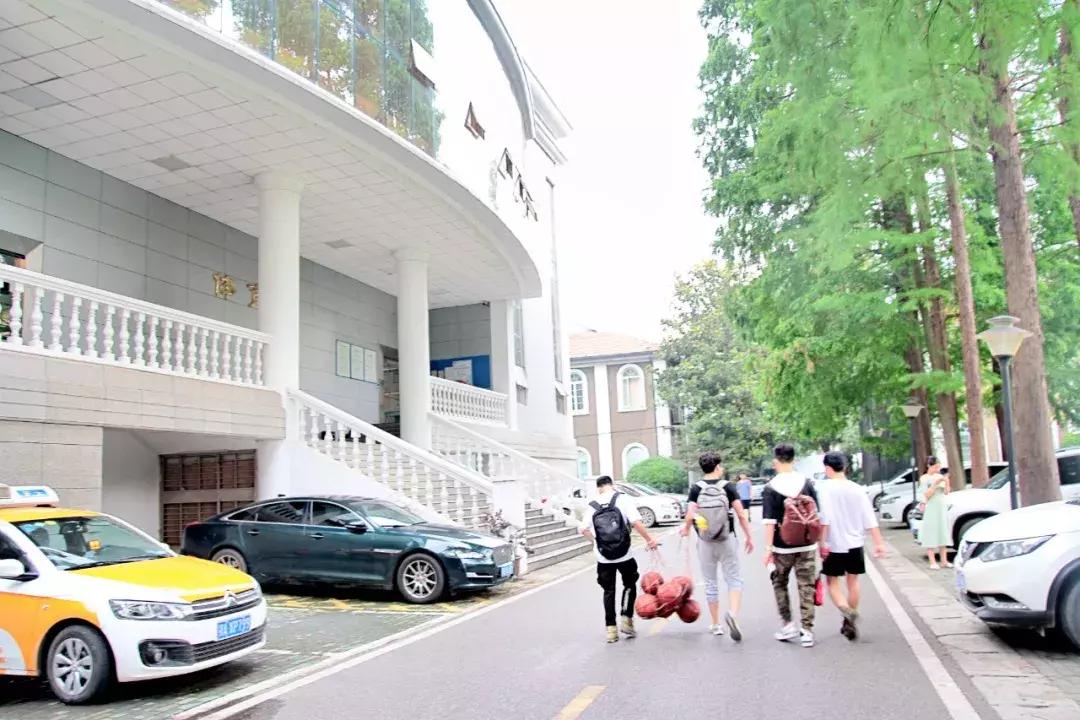 武昌这所低调的大学坐拥一线江景，教学楼窗外就是黄鹤楼