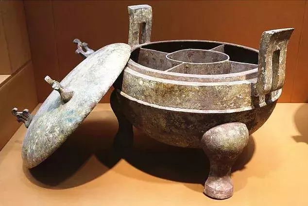 吃着共和锅，喝着烧刀子，萍水相逢的人们在寒风中吃出了温暖