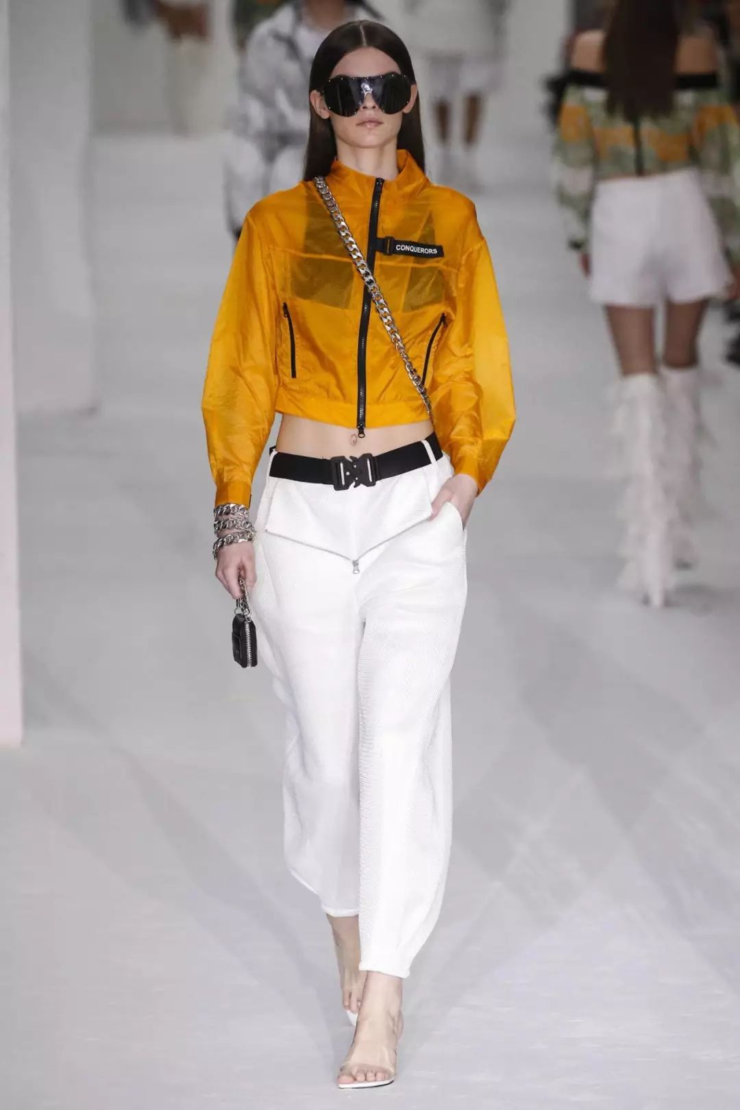 波司登羽绒时装周,波司登伦敦时装周中国红