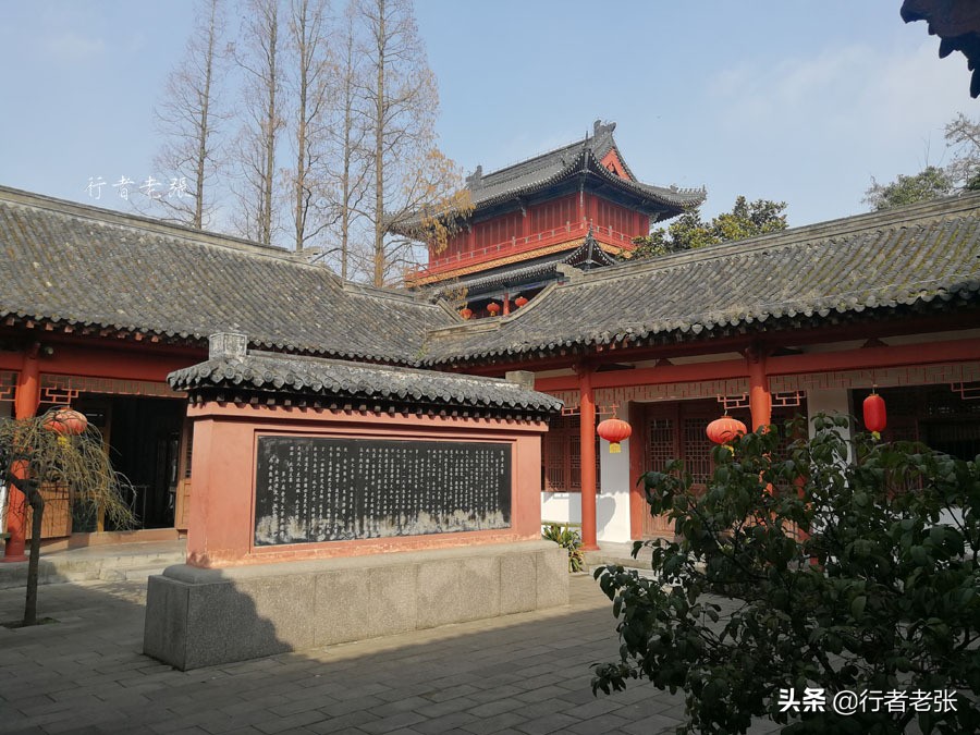 历史上被誉为宰相之杰的张居正是江陵人，他的故居就在荆州古城