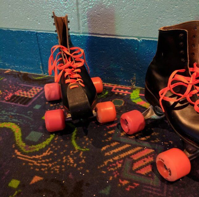 轮滑双排轮和单排轮区别,为什么双排轮滑更锻炼人