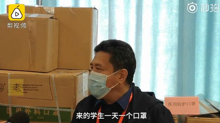 山东一学校食堂火了!一张餐桌4个凳子锁了3个,只容一人孤独地坐着