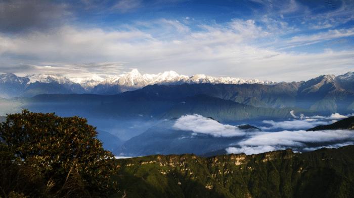 变幻莫测的云海，难得一见的佛光，走进云海的牛背山