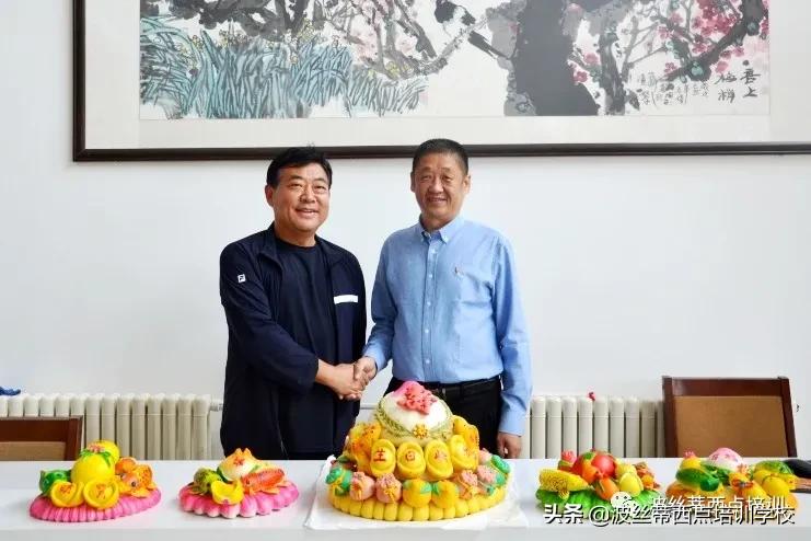 陈红林校长重阳节前夕为东方颐养中心的老人送去福寿花饽饽