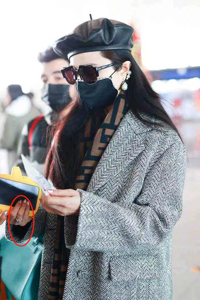 范冰冰最近出席活动照片一身西装,范冰冰戴棒球帽戴墨镜现身机场