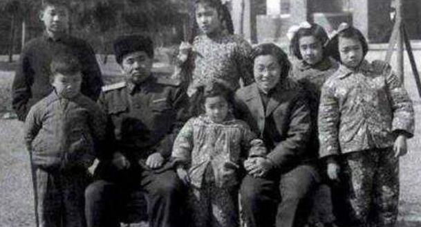 上将*世友许**刚烈一生，但谈起家人们所受的苦难时，却哭得像个孩子