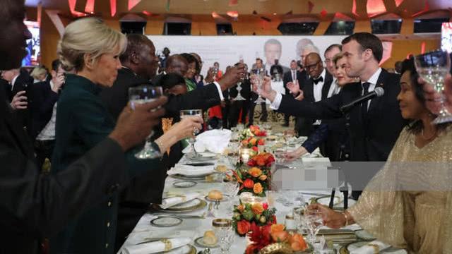 布丽吉特非洲行成时装秀！穿黑白配裙大肆秀身材，仪态满分啊