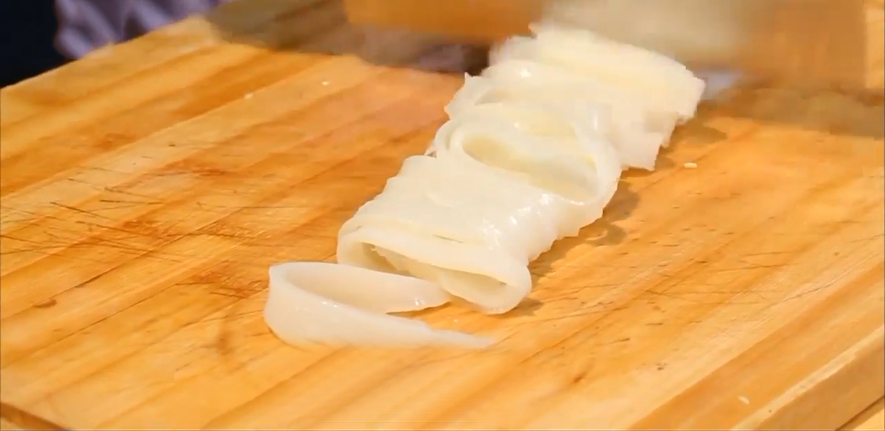 如何自制凉皮凉了也劲道,自制凉皮怎么做又滑又劲道