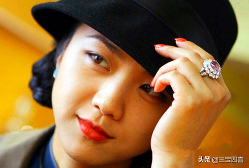 等我有钱了我就买一个金镯子,等我有了钱也去买个大金镯子