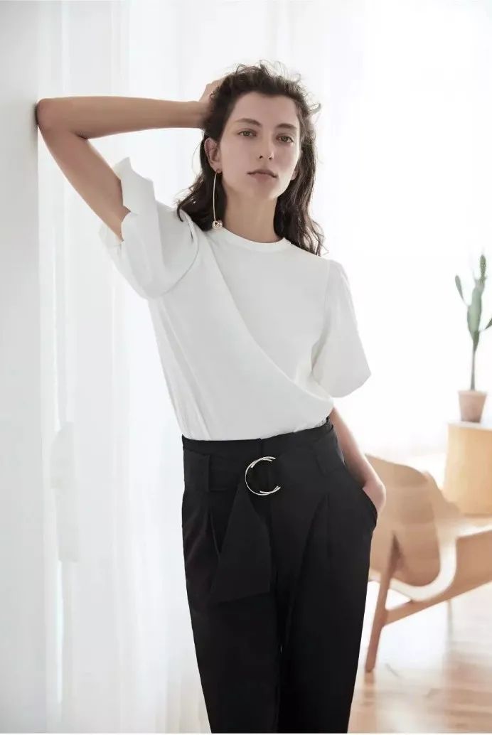 谁说服装店不行了？这个低调的女装却悄悄地开了1200多家店