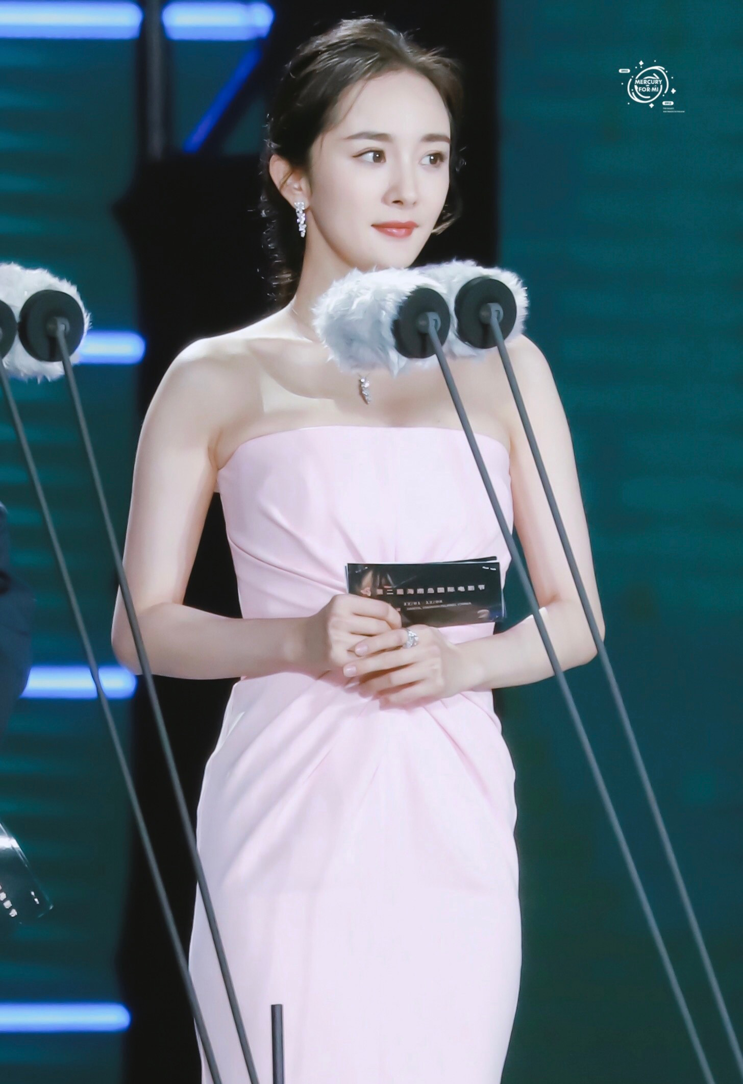 杨幂穿的黑色运动鞋,杨幂最近私服穿搭鞋子