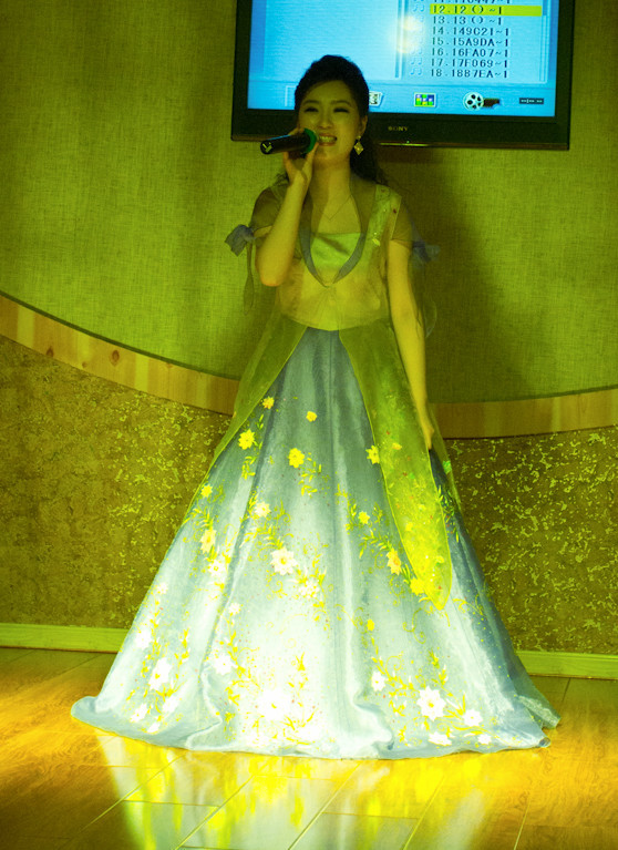 朝鲜女孩在华打工工资不低,为什么只舍得买促销方便面?