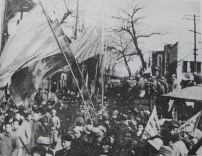 双枪老太婆沦为女匪，*杀虐**我军代表，毛主席特批枪毙并善待其后人