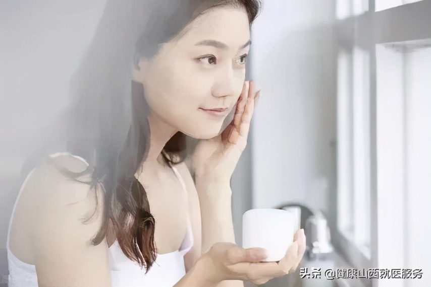 皮肤干燥缺水是补水还是保湿呢,皮肤干燥怎么补水保湿最快