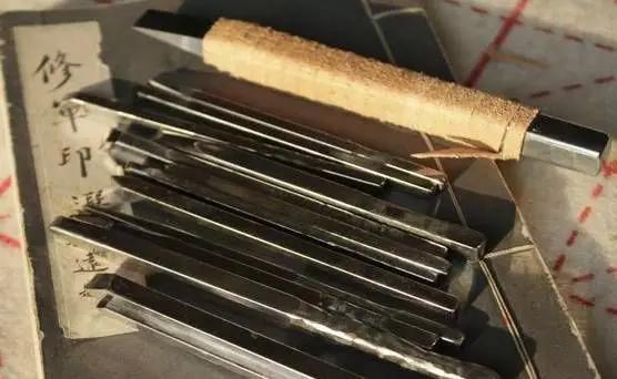 錾刻需要使用不同的錾子,錾刻工艺和篆刻工艺的区别