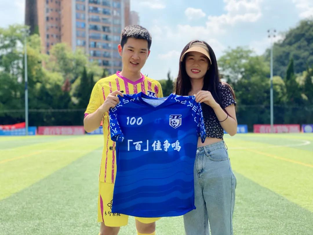 她想@所有人：“明年某日，请务必来捧我的100场！”