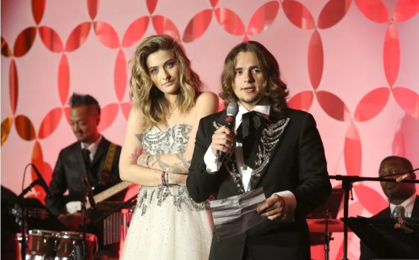 迈克尔杰克逊红亮片衣服,迈克尔杰克逊亮片衣服