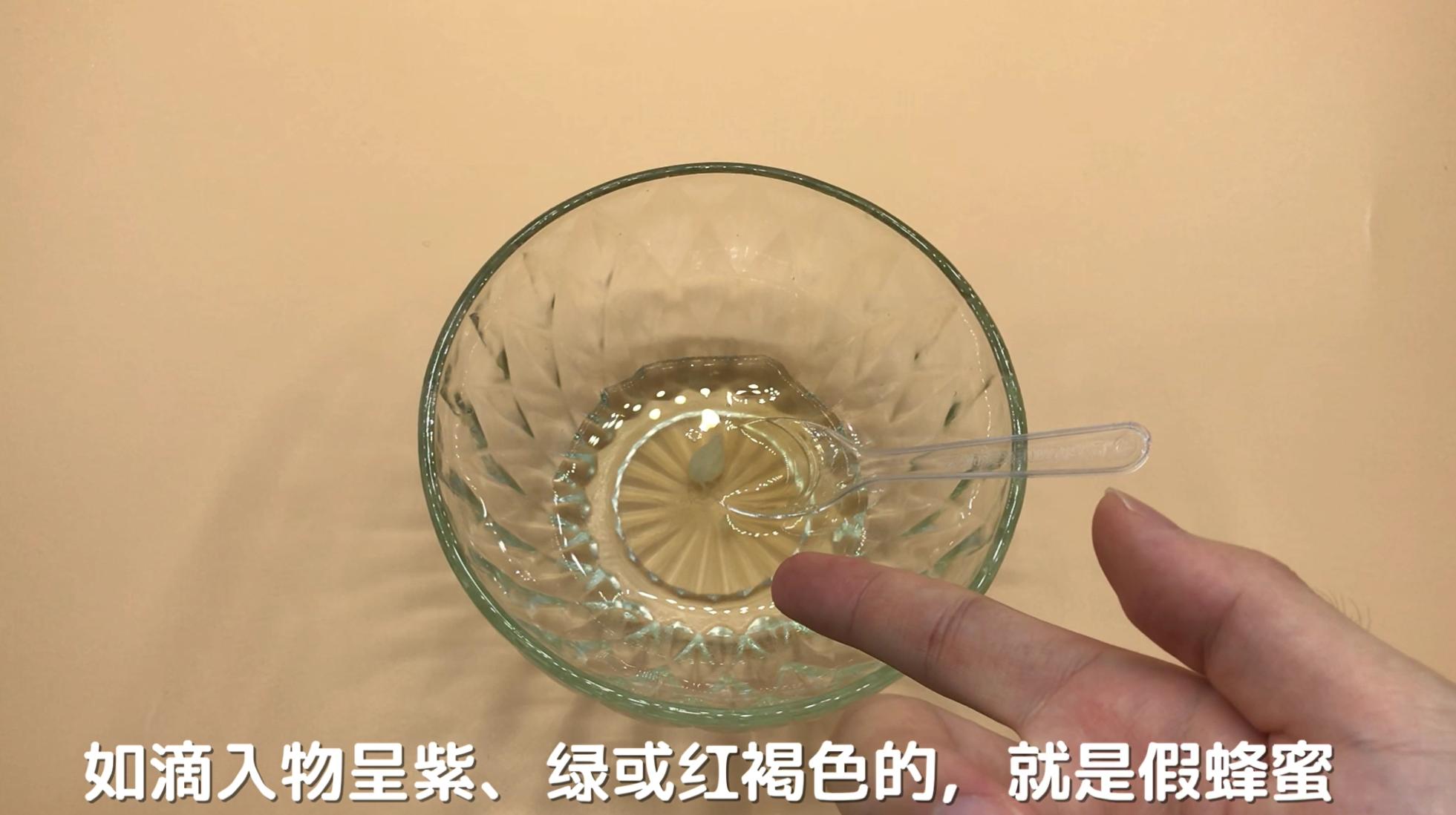 判断真假蜂蜜加水一晃便知,只需一滴油轻松辨别白酒真假