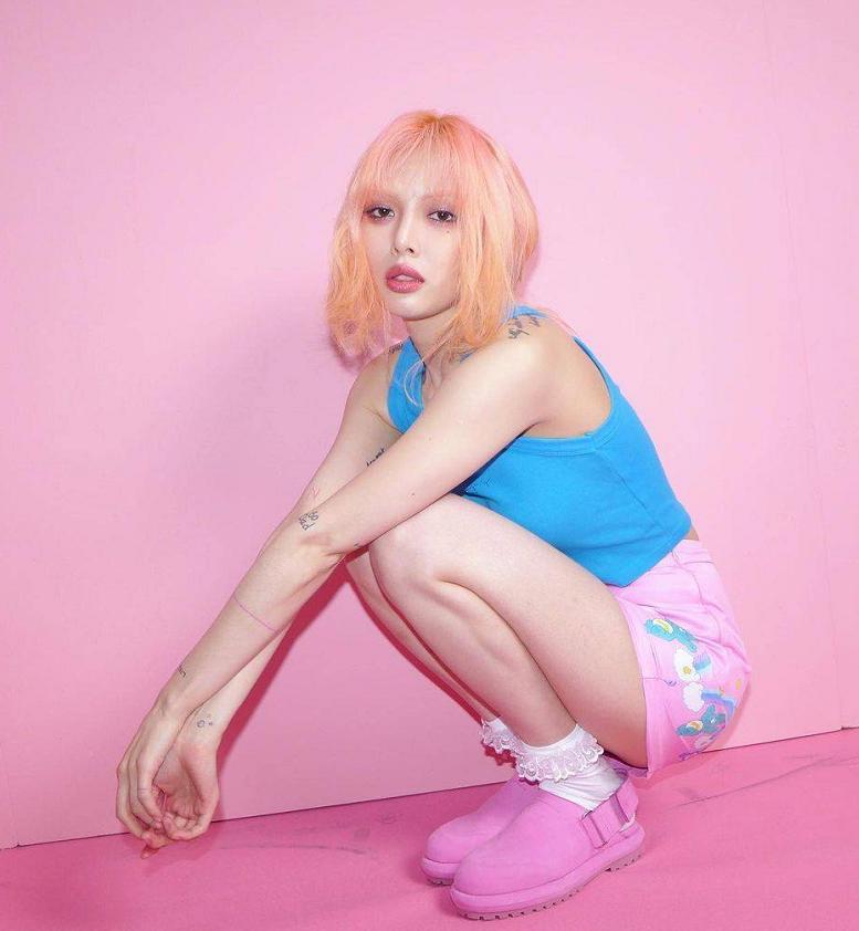 金泫雅穿黑色牛仔衣,金泫雅黑色格子衣服