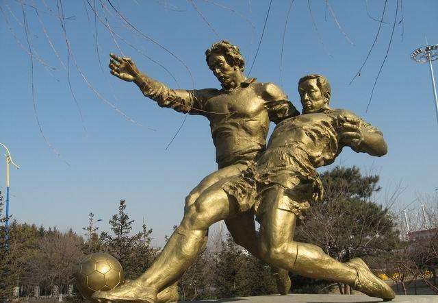 踢足球的好处和功效,踢足球的好处200字