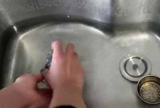 怎么疏通洗菜池管道,洗菜池疏通视频教程