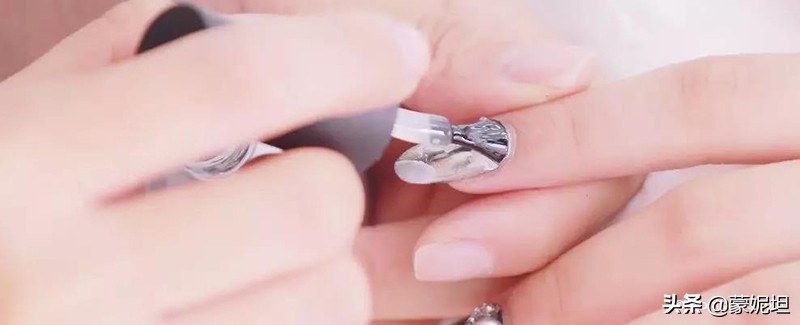 美甲调色用甲油胶还是彩绘胶,美甲法式用彩绘胶涂还是甲油胶涂