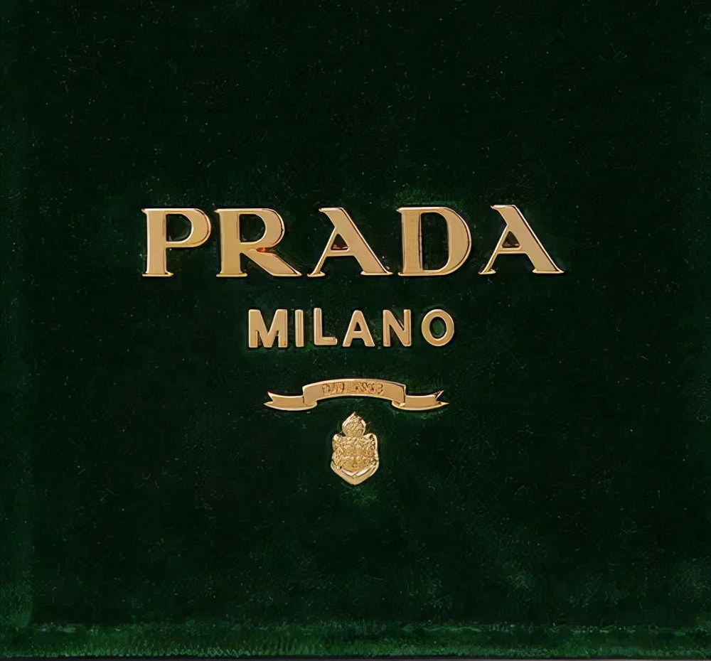 PRADA是如何成为时尚王国的女王？