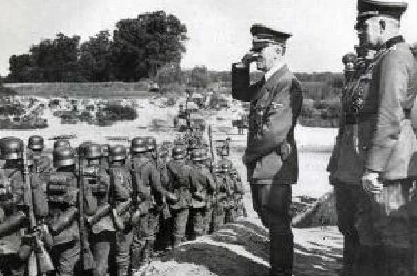 二战德军衣服上的红带子,德军身上挂的圆筒是什么