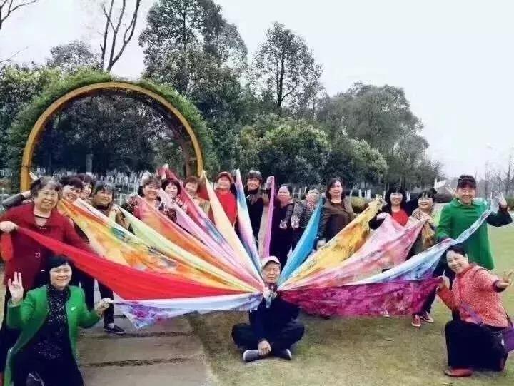 中国大妈外出旅游标准动作合辑！炫翻天！