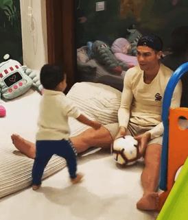 C罗教儿子任意球,马特奥进球后c罗庆祝动作